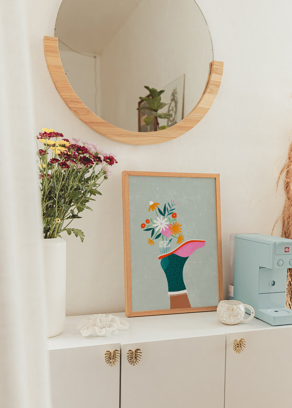 Quadro ilustrado colorido com perna e flores numa jarra, de Bea Muller. Disponível em kudeko.com
