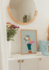 Farbiges Wandbild mit Illustration eines Beins und Blumen in einer Vase, von Bea Muller. Erhältlich auf kudeko.com