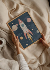Cuadro decorativo de estilo ilustración y tonos_pastel colocado en habitación infantil, cohete espacial infantil con planetas, modelo Cohete Espacial Infantil