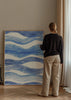 Cuadro decorativo de estilo mar_y_playa y abstracto colocado en salón, líneas onduladas azules de inspiración marina, modelo Coastal Blue Lines V
