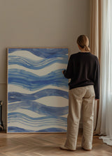 Cuadro decorativo de estilo mar_y_playa y abstracto colocado en salón, líneas onduladas azules de inspiración marina, modelo Coastal Blue Lines V