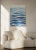 Gerahmtes Wandbild mit wellenförmigen Linien in Marineblau, Mittelblau und Hellblau auf weißem Hintergrund, abstraktem Motiv, inspiriert von Wasserbewegung und ruhigem maritimem Stil. Erhältlich auf kudeko.com
