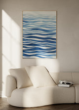 Gerahmtes Wandbild mit wellenförmigen Linien in Marineblau, Mittelblau und Hellblau auf weißem Hintergrund, abstraktem Motiv, inspiriert von Wasserbewegung und ruhigem maritimem Stil. Erhältlich auf kudeko.com