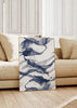 Cuadro decorativo de estilo mar_y_playa y abstracto colocado en salón, pinceladas abstractas de inspiración costera, modelo Coastal Brushstrokes