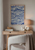 Cuadro decorativo de estilo mar_y_playa y abstracto colocado en salón, olas abstractas en azul y blanco, modelo Coastal Waves