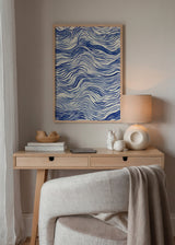 Cuadro decorativo de estilo mar_y_playa y abstracto colocado en salón, olas abstractas en azul y blanco, modelo Coastal Waves