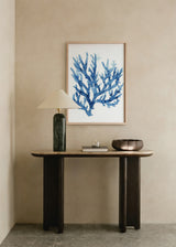 Tableau encadré avec corail marin ramifié en bleu ciel et bleu profond sur fond blanc, composition épurée dans un style nature et paysage. Disponible sur kudeko.com