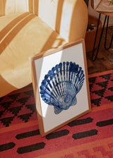 Tableau encadré avec coquillage marin en bleu soutenu et bleu clair sur fond blanc, formes radiales, style illustration et inspiration côtière naturelle. Disponible sur kudeko.com