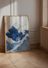 Cuadro decorativo de estilo mar_y_playa y azul colocado en salón, olas marinas vintage en azul, modelo Coastal Waves Vintage III