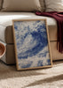 Gerahmtes Wandbild mit großer Meereswelle, weißem Schaum, fließenden Wirbeln, Kobaltblau, sanften Blautönen und Vintage-Stil auf hellem Hintergrund. Erhältlich auf kudeko.com