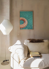 Tableau avec bouée ronde à rayures pêche et blanches sur piscine turquoise lumineuse, vue aérienne épurée dans un style photographique estival et lumineux. Disponible sur kudeko.com
