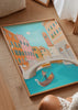 Wandbild mit einer Szene aus Venedig, Gondel auf türkisfarbenem Kanal, weißer Brücke, Campanile und Fassaden in Korall, Pfirsich und Creme, im Illustrationsstil. Erhältlich auf kudeko.com