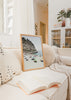 Cuadro decorativo de estilo mar_y_playa y fotografía colocado en salón, playa italiana con acantilado y sombrillas, modelo Italian beach