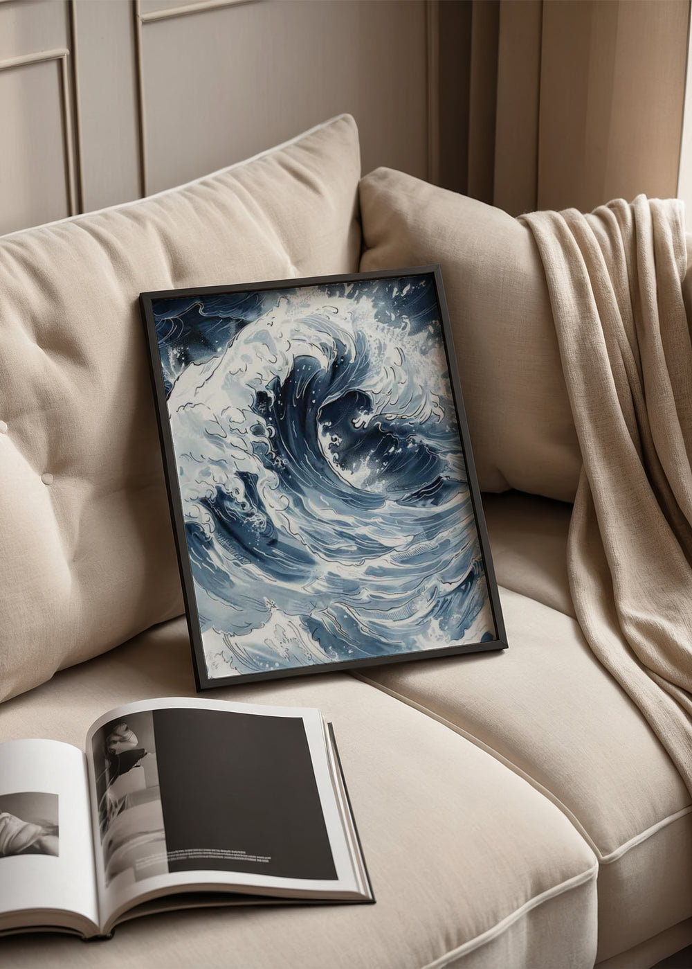 Wandbild einer großen Meereswelle mit weißem Schaum, Wasserwirbeln in Marineblau und bläulichem Grau, im Natur- und Landschaftsstil gerahmt. Erhältlich auf kudeko.com