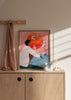 Cuadro decorativo de estilo mar_y_playa y ilustración colocado en salón, mujer contemplando el mar al atardecer, modelo Sunset On My Own