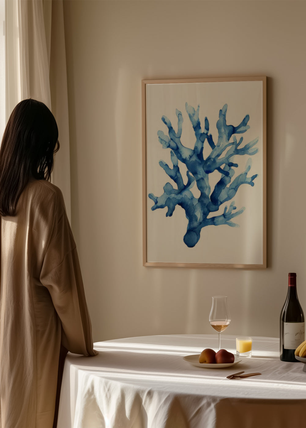 Gerahmtes Wandbild mit blauer und hellblauer Meereskoralle auf weißem Hintergrund, organischer Form und klarem Illustrationsstil, passend für eine Wandgestaltung im Küstenlook. Erhältlich auf kudeko.com