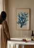 Cuadro decorativo de estilo mar_y_playa y minimalista colocado en salón, coral azul de estilo costero en acuarela, modelo Coastal Blue Coral