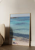 Cuadro decorativo de estilo mar_y_playa y minimalista colocado en salón, fotografía serena de playa italiana, modelo Italian beach 3