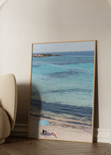 Cuadro decorativo de estilo mar_y_playa y minimalista colocado en salón, fotografía serena de playa italiana, modelo Italian beach 3