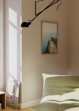 Tableau représentant une falaise méditerranéenne au-dessus d’une mer bleue, avec roche claire, végétation clairsemée, horizon doux et style photographique lumineux. Disponible sur kudeko.com