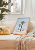 Cuadro decorativo de estilo mar_y_playa y minimalista colocado en salón, palmeras en una playa luminosa, modelo Palm tree at the beach