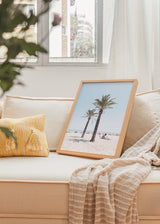 Cuadro decorativo de estilo mar_y_playa y minimalista colocado en salón, palmeras en una playa luminosa, modelo Palm tree at the beach