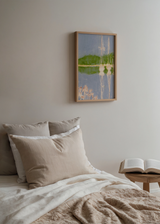Dekoratives Wandbild im maritimen Strandstil und minimalistischen Stil, in einem Wohnzimmer platziert, ruhige Segelboote mit sanften Spiegelungen, Modell Peaceful Sailboat Reflections. Erhältlich auf kudeko.com
