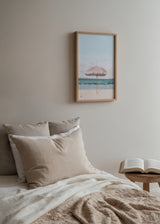 Cuadro decorativo de estilo mar_y_playa y minimalista colocado en salón, sombrilla rosa en la playa, modelo Pink Umbrella
