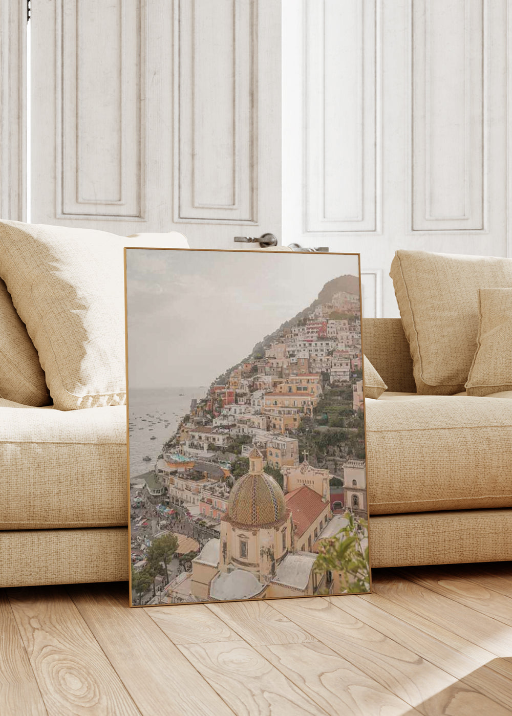 Tableau de paysage côtier urbain de Positano avec maisons en gradins, dôme méditerranéen, mer calme, tons sable, blanc cassé, terracotta et bleu grisé, dans un style photographique lumineux et équilibré. Disponible sur kudeko.com