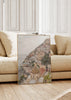 Quadro de paisagem costeira urbana de Positano com casas em socalcos, cúpula mediterrânica, mar calmo e tons areia, branco sujo, terracota e azul acinzentado, em estilo fotográfico equilibrado. Disponível em kudeko.com