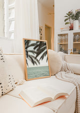 Cuadro decorativo de estilo mar_y_playa y minimalista colocado en salón, palmeras sobre el mar en calma, modelo Solaris 04