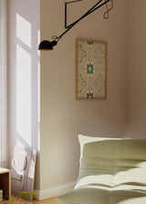 Quadro com padrão de azulejos ornamentais simétricos, detalhes vegetais, formas circulares em creme, mostarda e verde azulado, de estilo vintage decorativo. Disponível em kudeko.com
