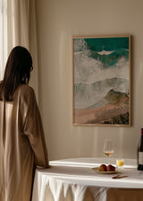 Cuadro decorativo de estilo mar_y_playa y orgánico colocado en salón, olas del mar vistas desde arriba, modelo Waves