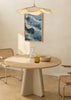 Quadro emoldurado com ondas do mar em movimento, espuma branca, azuis profundos, azul celeste, nuances creme e estilo vintage decorativo. Disponível em kudeko.com