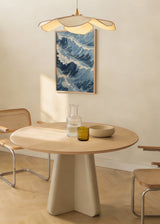 Quadro emoldurado com ondas do mar em movimento, espuma branca, azuis profundos, azul celeste, nuances creme e estilo vintage decorativo. Disponível em kudeko.com