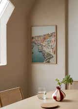 Cuadro decorativo de estilo mar_y_playa y tonos_pastel colocado en salón, vista costera pastel de Procida, modelo Procida Island