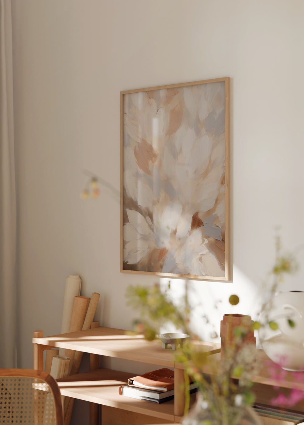 Gerahmtes Wandbild mit abstrakten Blumen in Beige, Creme, Sand und sanftem Grau, mit luftiger Komposition und floralem Stil in weicher Formensprache. Erhältlich auf kudeko.com