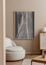 Wandbild mit schwarzen Wellenlinien auf beigem Hintergrund, abstraktem Motiv, klarem Kontrast und minimalistischem Stil für moderne Räume. Erhältlich auf kudeko.com
