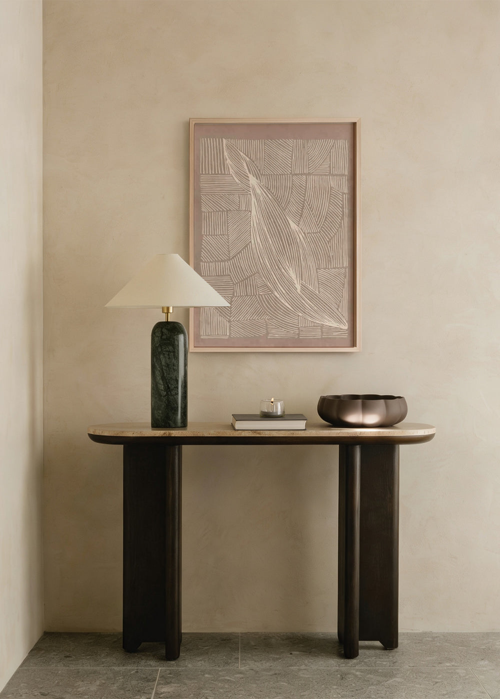 Cuadro decorativo de estilo minimalista y abstracto colocado en salón, líneas abstractas orgánicas en tonos beige, modelo Abstract Irregular Lines