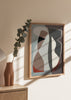 Wandbild mit überlagerten organischen abstrakten Formen in Grau, Beige, Taupe, Schwarz und sanftem Terrakotta, ausgewogener Komposition und zeitgenössischer Gestaltung mit weichen Linien. Erhältlich auf kudeko.com