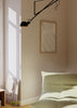 Cuadro decorativo de estilo minimalista y abstracto colocado en salón, líneas sinuosas abstractas en tonos neutros, modelo Abstract sinuous shapes II