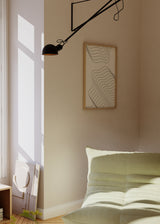 Cuadro decorativo de estilo minimalista y abstracto colocado en salón, líneas sinuosas abstractas en tonos neutros, modelo Abstract sinuous shapes II