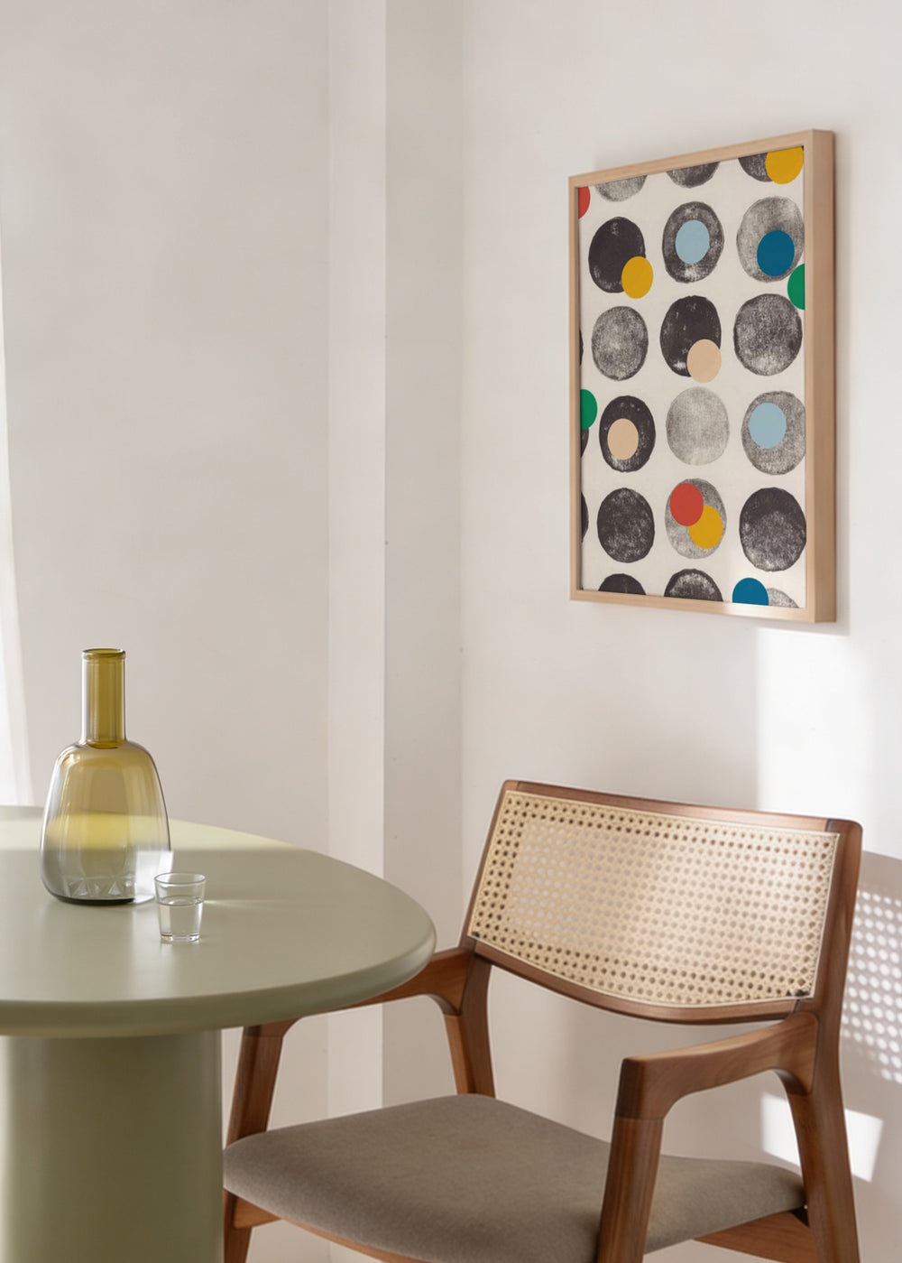 Gerahmtes Wandbild mit schwarzen, grauen und weißen Kreisen, Akzenten in Blau, Grün, Gelb, Rot und Beige, im modernen abstrakten Stil auf hellem Hintergrund. Erhältlich auf kudeko.com