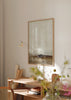 Cuadro decorativo de estilo minimalista y abstracto colocado en salón, paisaje abstracto en tonos tierra, modelo Away from hear No2