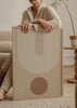 Tableau avec composition géométrique, arches linéaires blanches, fond beige chaud, cercle brun doux et style graphique épuré pour décoration murale. Disponible sur kudeko.com