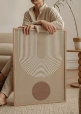 Tableau avec composition géométrique, arches linéaires blanches, fond beige chaud, cercle brun doux et style graphique épuré pour décoration murale. Disponible sur kudeko.com