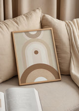 Tableau avec arcs concentriques, cercles superposés et formes courbes en beige, sable, blanc cassé et brun chaud, dans un style géométrique épuré inspiré du mid century. Disponible sur kudeko.com