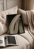 Quadro abstrato emoldurado com formas curvas amplas em tons de bege e areia sobre fundo preto, composição fluida de estilo contemporâneo para parede. Disponível em kudeko.com
