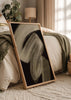 Tableau avec formes abstraites courbes en beige, crème et gris taupe sur fond noir, composition fluide au style abstrait pour une décoration murale contemporaine. Disponible sur kudeko.com