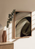 Tableau avec formes abstraites courbes en beige, sable et brun foncé sur fond noir, composition enveloppante au style abstrait et contemporain pour décoration murale. Disponible sur kudeko.com